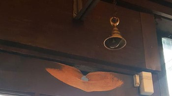 Efek tiap hari daun pintu berciuman dengan lonceng. Foto: Demilked