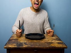 Malam Suka Mendadak Craving Makanan Sampai Ngubek-ngubek Kulkas? Ini Penyebabnya