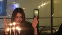 Perenang berusia 27 tahun ini rayakan ulang tahunnya dengan kue berisi krim, dan aneka lilin warna-warni yang membuat pestanya semakin meriah. Foto: Instagram @jeong.darae