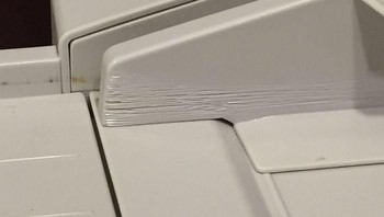 Kertas lama-lama meninggalkan bekas sayatan di bagian mesin fax. Foto: Demilked