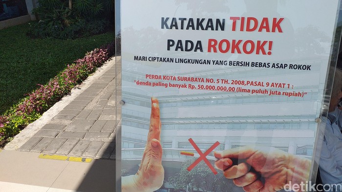Rancangan Peraturan Daerah (Raperda) Kawasan Tanpa Rokok (KTR) sudah disahkan DPRD Surabaya sejak 3 bulan lalu. Lalu seperti apa kelanjutan Perda KTR itu?