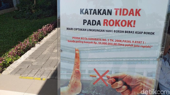 Rancangan Peraturan Daerah (Raperda) Kawasan Tanpa Rokok (KTR) sudah disahkan DPRD Surabaya sejak 3 bulan lalu. Lalu seperti apa kelanjutan Perda KTR itu?