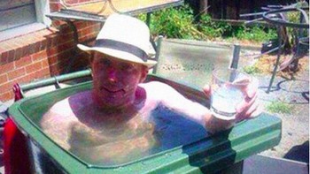 Kelakuan berendam di tong sampah untuk melawan panasnya suhu udara. Foto: istimewa