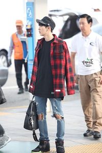 7 Brand Baju Wajib Punya untuk Tampil Sekeren Artis Korea