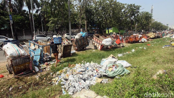 Sampah nampak berceceran di pinggir Jalan Sunter, Jakarta Utara. Hal itu terjadi karena lahan yang akan dibangun fasilitas ITS baru akan dimulai akhir Juli 2019.