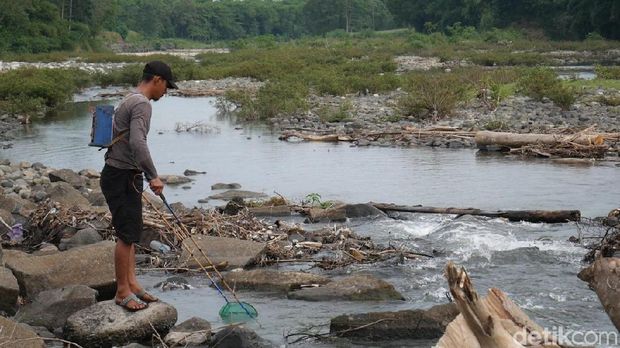 Bendungan Lekopancing, Maros, Sulawesi Selatan (Sulsel) mengering. 