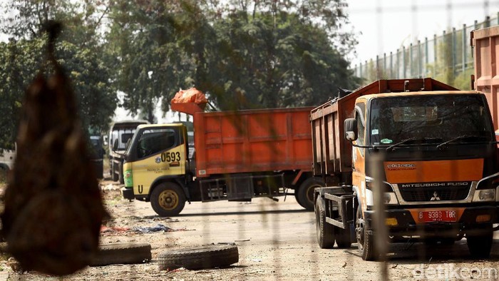 Sampah nampak berceceran di pinggir Jalan Sunter, Jakarta Utara. Hal itu terjadi karena lahan yang akan dibangun fasilitas ITS baru akan dimulai akhir Juli 2019.