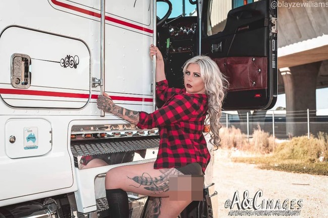 Menjadi seorang supir wanita, Blayze pun mengaku jika ada hal-hal yang tidak bisa dilakukannya dibanding para pria. Namun untuk urusan teknik mengendarinya, wanita bertato itu mengaku bisa melakukannya sebaik mereka. Foto: Instagram @blayzewilliams