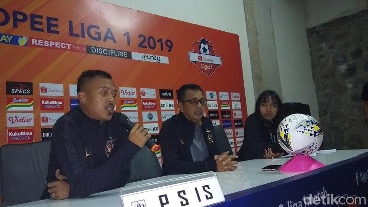 Pelatih PSIS Semarang Jafri Sastra (tengah) memberi keterangan pers. (Foto: Eko Susanto/detikSport)