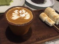 Joe & Dough: Santai Ditemani <i>Cookie Cup</i> dan Croissant Matcha yang Renyah Manis