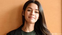 Susan Sameh tampil dengan riasan tipis saat ditemui di jumpa pers film 99 Nama Cinta. Foto: Noel/detikHOT