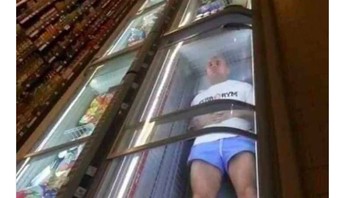 Orang-orang di Eropa kabarnya berlindung di tempat pendingin. Foto: istimewa