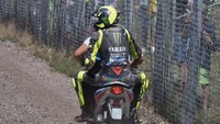 Jatuh di Assen, Rossi kini sudah gagal finis di tiga balapan secara beruntun. Rider berusia 40 tahun itu juga tak menyelesaikan balapan di MotoGP Italia dan Catalunya. (Foto: Mirco Lazzari/Getty Images)