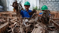 Dua orang pekerja memilah sampah organik dan non organik sebelum dimasukkan ke mesin pencacah.