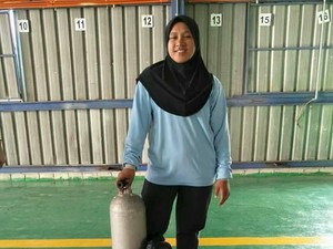Kisah Hijabers yang Jadi Wanita Tukang Las Bawah Laut Pertama di Malaysia