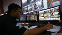 Petugas nampak memantau arus lalu lintas dari Ruang Monitoring yang berada di Polda Metro Jaya, Jakarta.