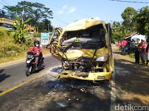 Mobil Tabrak Truk di Tasik, Evakuasi Korban Berlangsung Dramatis
