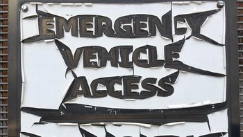 Efek tulisan bagian atas terkena sinar matahari tiap hari selama beberapa tahun. Foto: Demilked