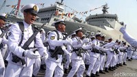 Prajurit TNI AL mengikuti upacara HUT ke-58 Komando Lintas Laut Militer (Kolinlamil), Senin (1/7/2019).
