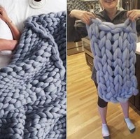 Membeli selimut fancy dari bahan rajut lewat situs belanja, namun ketika barang sampai di rumah ukurannya ternyata menyerupai keset di rumah. Foto: Istimewa