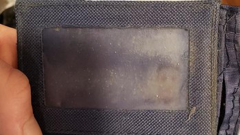 Efek foto ktp yang disimpan dalam dompet. Foto: Demilked