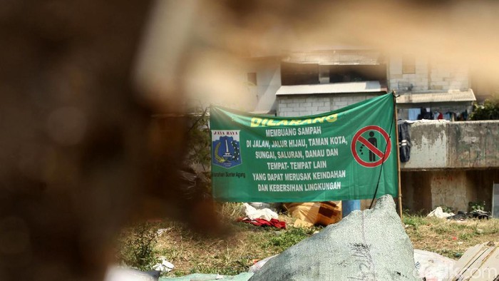 Sampah nampak berceceran di pinggir Jalan Sunter, Jakarta Utara. Hal itu terjadi karena lahan yang akan dibangun fasilitas ITS baru akan dimulai akhir Juli 2019.