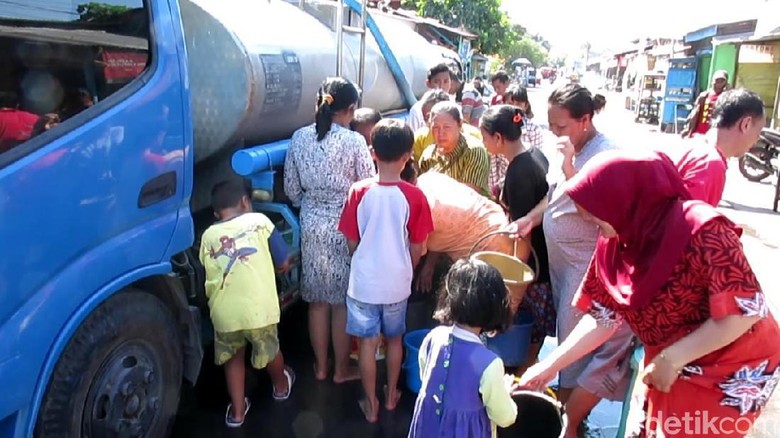  PDAM Mati Warga Dua Kecamatan di Surabaya Antre Air Bersih