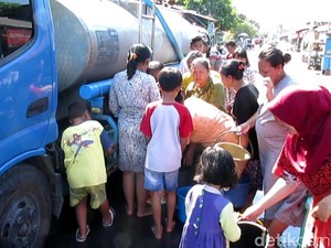 PDAM Mati, Warga Dua Kecamatan di Surabaya Antre Air Bersih