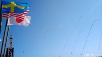 Bendera negara peserta juga dikibarkan di lokasi festival layang-layang.