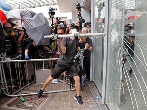Demonstran RUU Ekstradisi Coba Pecahkan Kaca Gedung Parlemen Hong Kong