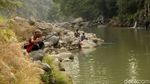 Warga Mencuci dan Mancing Ikan di Katulampa yang Kering