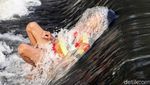 Asyiknya Bermain di Anak Sungai Ciliwung