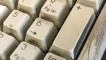 Keyboard yang sering digunakan. Foto: Demilked