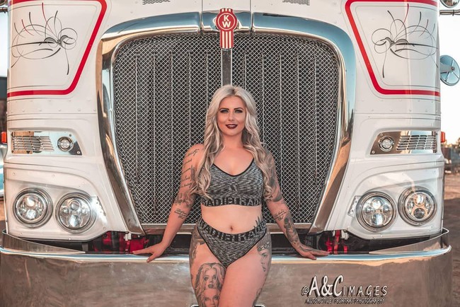 Ia pun kerap menjadi model untuk busana-busana seksi. Foto: Instagram @blayzewilliams