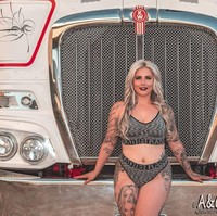 Ia pun kerap menjadi model untuk busana-busana seksi. Foto: Instagram @blayzewilliams