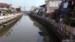 Aksi Pasukan Oranye Jaga Kebersihan Kali Item Kemayoran