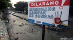 Asyiknya Bermain di Anak Sungai Ciliwung