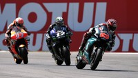 Vinales memulai balapan di Sirkuit Assen, Minggu (30/7/2019), dari grid kedua, di belakang Fabio Quartararo dan di depan Álex Rins. Marc Marquez ada di grid keempat. (Foto: Piroschka Van De Wouw/Reuters)