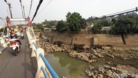 Ketinggian air di Bendungan Katulampa berada pada titik terendahnya yaitu nol sentimeter.