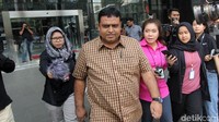 Muhammad Nasir bergegas meninggalkan gedung KPK.