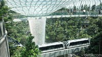 Begini salah satu angle foto yang membuat Anda penasaran datang ke sini. Sky train dengan pemandangan indah jadi nilai tambah. Foto: Lusiana Mustinda/detikFood