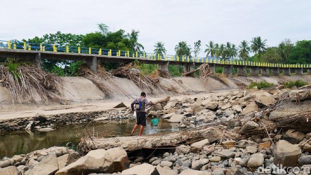  Bendungan Lekopancing, Maros, Sulawesi Selatan (Sulsel) mengering. 