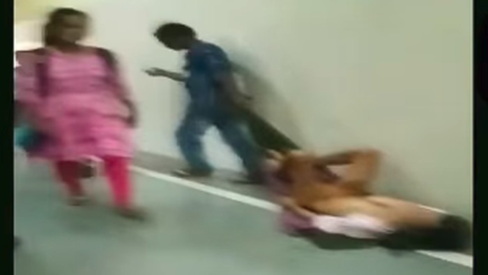 Dalam video tampak pasien diseret dengan kain di atas lantasi. (Foto: Tangkapan layar Facebook) Dalam video tampak pasien diseret dengan kain di atas lantasi. (Foto: Tangkapan layar Facebook)