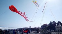 Warga tumpah ruah di Pantai Ketawang untuk menyaksikan festival itu.