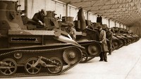 Sejumlah petugas sedang memeriksa tank-tank yang telah selesai dirakit sebelum digunakan ke medan perang. Dok. Getty Images.