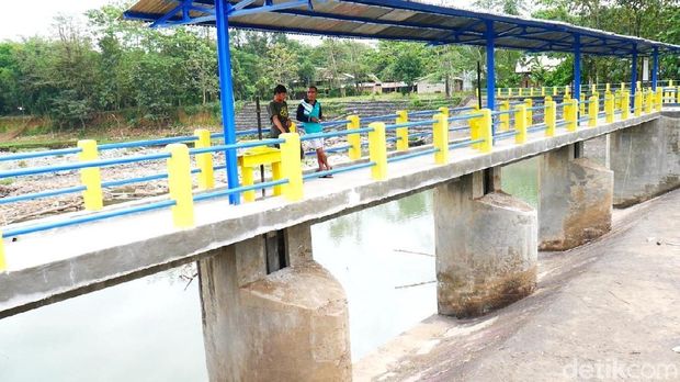 Bendungan Lekopancing, Maros, Sulawesi Selatan (Sulsel) mengering. 