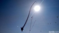 Layang-layang berbagai bentuk terbang di langit Pantai Ketawang Purworejo.