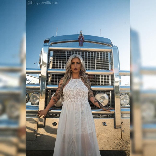 Blayze Williams adalah wanita asal Australia yang berprofesi sebagai seorang supir truk. Pekerjaan yang tak biasa dilakukan seorang wanita itu pun membuatnya jadi terkenal dan viral. Ia sudah menjalani profesi itu sejak berusia 19 tahun. Foto: Instagram @blayzewilliams