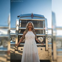 Blayze memang memiliki banyak fans pria karena penampilannya tersebut. Di Instagram, Blayze memiliki followers lebih dari 50 ribu yang didominasi oleh pria. Foto: Instagram @blayzewilliams