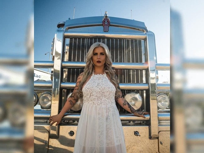 Blayze memang memiliki banyak fans pria karena penampilannya tersebut. Di Instagram, Blayze memiliki followers lebih dari 50 ribu yang didominasi oleh pria. Foto: Instagram @blayzewilliams